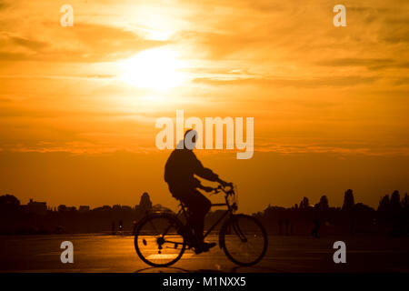 Spazierengehen und Radfahren auf einer Start- und Landebahn des Tempelhofer Feld, Berlin 2017. Stockfoto