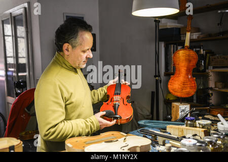 Philippe lutist Devanneaux bei der Arbeit in seinem Shop, Cremona, Italien, 31. Januar 2018 Stockfoto