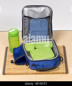 Ein Kind Lunch Bag und Wasserflasche Stockfoto