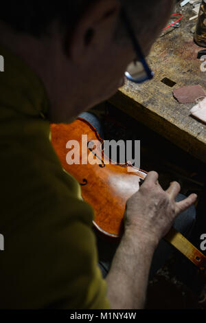 Philippe lutist Devanneaux bei der Arbeit in seinem Shop, Cremona, Italien, 31. Januar 2018 Stockfoto