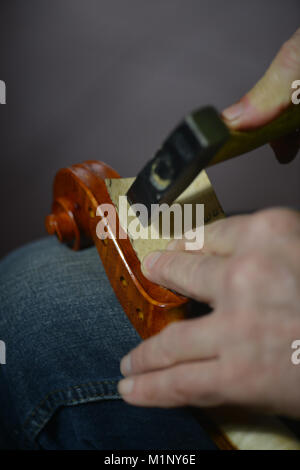 Philippe lutist Devanneaux bei der Arbeit in seinem Shop, Cremona, Italien, 31. Januar 2018 Stockfoto