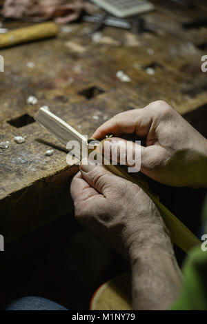 Philippe lutist Devanneaux bei der Arbeit in seinem Shop, Cremona, Italien, 31. Januar 2018 Stockfoto