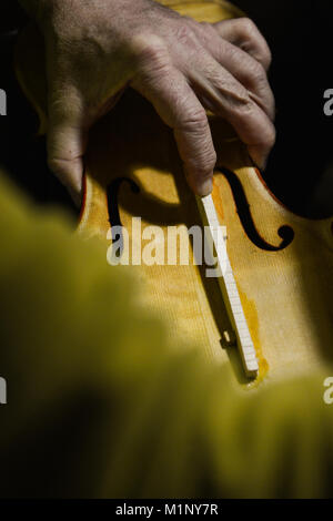 Philippe lutist Devanneaux bei der Arbeit in seinem Shop, Cremona, Italien, 31. Januar 2018 Stockfoto