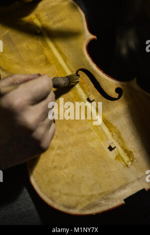 Philippe lutist Devanneaux bei der Arbeit in seinem Shop, Cremona, Italien, 31. Januar 2018 Stockfoto