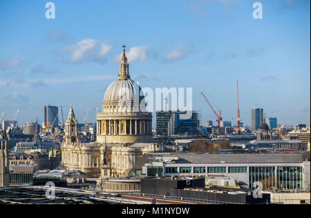 Dachterrasse mit Panoramablick auf die berühmte Kuppel der St. Paul's Kathedrale von Sir Christopher Wren auf dem Londoner Hotel Skyline, City of London, UK an einem sonnigen Tag Stockfoto