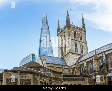 Neue Eigenschaft zu alten gegenübergestellt: Historic Southwark Cathedral tower gegen die ikonischen hohen modernen Wolkenkratzer Shard hinter, Southwark, London SE1 Stockfoto