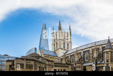 Den neuen in die alten gegenübergestellt: historischen Turm der Southwark Cathedral gegen den ikonischen hohes modernes Shard Hochhaus im Hintergrund, Southwark, London SE1 Stockfoto