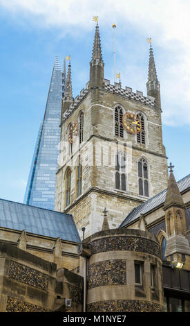 Den neuen in die alten gegenübergestellt: Historic Southwark Cathedral tower gegen den ikonischen modernes hohes Shard Hochhaus im Hintergrund, Southwark, London SE1 Stockfoto