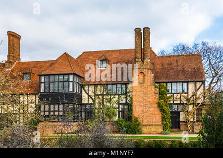 Blick auf das Äußere des ikonischen historischen Laborgebäude in den Gärten der RHS Wisley, Surrey, Südosten, England, Grossbritannien an einem bewölkten Tag im Winter Stockfoto