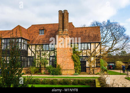 Blick auf das Äußere des ikonischen historischen Laborgebäude in RHS Wisley botanischen Gärten, Surrey, Südosten, England, Grossbritannien an einem bewölkten Tag im Winter Stockfoto