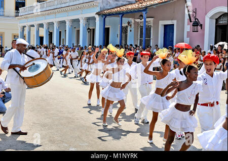 REMEIDOS, Kuba, 7. Mai 2009. Viele junge Mädchen tanzen in einer Prozession während der Feier von San Juan de los Remeidos, der Heilige Johannes von Remeidos Stockfoto