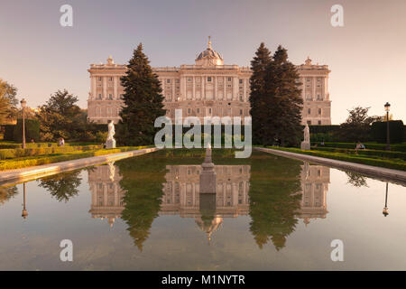 Königspalast (Palacio Real), Ansicht von Sabatini Gärten (Jardines De Sabatini), Madrid, Spanien, Europa Stockfoto