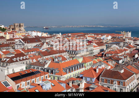 Blick über die Altstadt zu Se Kathedrale und den Fluss Tejo, Lissabon, Portugal, Europa Stockfoto