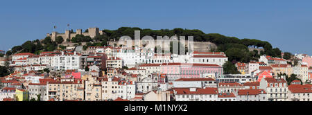 Blick über die Altstadt zum Castelo de Sao Jorge, Lissabon, Portugal, Europa Stockfoto