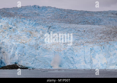 Aialik Gletscher Gletscher kalben Splash, Blue Ice, Harding Icefield, Kenai Fjords National Park, in der Nähe von Seward, Alaska, USA, Nordamerika Stockfoto