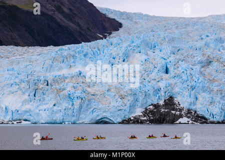 Bunte Kajaks, Aialik Gletscher, Blue Ice und Berge, Harding Icefield, Kenai Fjords National Park, in der Nähe von Seward, Alaska, USA, Nordamerika Stockfoto