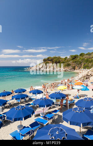 Liegen und Sonnenschirme am Strand, der Strand von Cavoli, Marciana, Insel Elba, Livorno Provinz, Toskana, Italien, Europa Stockfoto