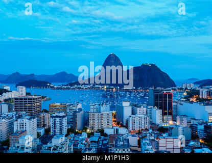 Blick über Botafogo in Richtung der Zuckerhut bei Dämmerung, Rio de Janeiro, Brasilien, Südamerika Stockfoto