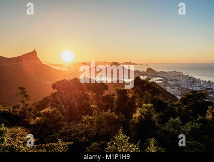 Blick von Vista Chinesa über Tijuca Wald Richtung Rio de Janeiro bei Sonnenaufgang, Brasilien, Südamerika Stockfoto