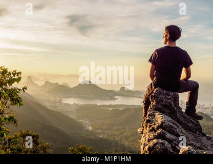 Wanderer genießen den Blick auf Rio de Janeiro von Pedra da Proa, Tijuca Wald Nationalpark, Bundesstaat Rio de Janeiro, Brasilien, Südamerika Stockfoto