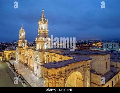 Dom in der Abenddämmerung, Plaza de Armas, Erhöhte Ansicht, Arequipa, Peru, Südamerika Stockfoto