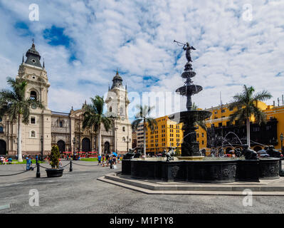 Dom St. Johannes der Apostel und Evangelist, Plaza de Armas, Lima, Peru, Südamerika Stockfoto