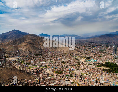 Stadtbild vom Berg San Cristobal, Lima, Peru, Südamerika gesehen Stockfoto