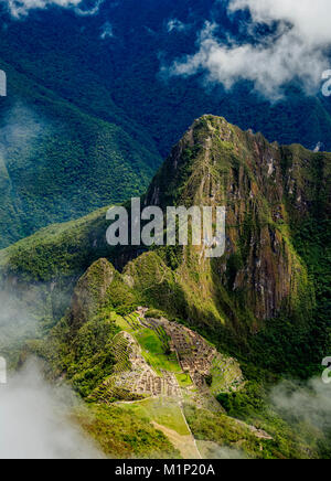 Machu Picchu Ruinen von Machu Picchu Mountain, Weltkulturerbe der UNESCO, Cusco Region, Peru, Südamerika gesehen Stockfoto