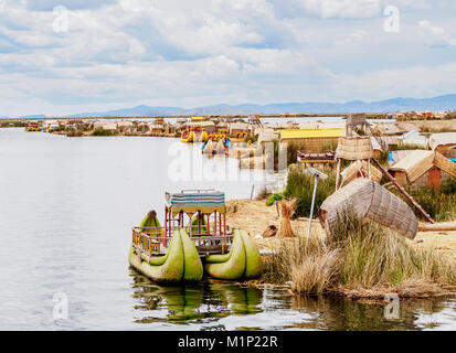 Uros schwimmende Inseln, Erhöhte Ansicht, Titicacasee, Puno Region, Peru, Südamerika Stockfoto