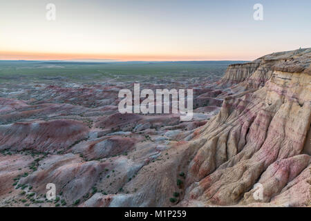 Weiße Stupa sedimentären Gesteinen in der Dämmerung, Ulziit, Mitte der Provinz Gobi, Mongolei, Zentralasien, Asien Stockfoto