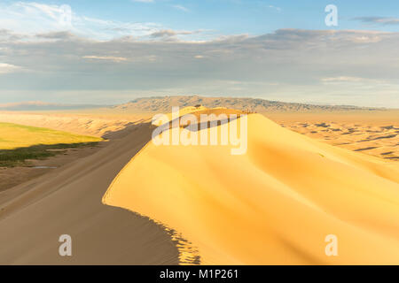 Menschen zu Fuß auf Khongor Sanddünen in der Wüste Gobi Gurvan Saikhan Nationalpark, Sevrei Bezirk, Provinz im Süden der Wüste Gobi, Mongolei, Zentralasien, Asien Stockfoto