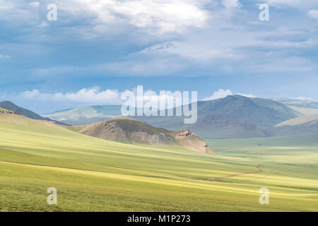 Landschaft der grünen Mongolian Steppe unter einem düsteren Himmel, Ovorkhangai Provinz, Mongolei, Zentralasien, Asien Stockfoto