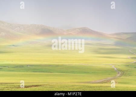 Regenbogen über dem grünen Mongolische Steppe, Ovorkhangai Provinz, Mongolei, Zentralasien, Asien Stockfoto