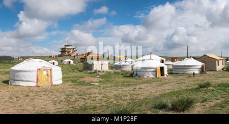 Ger camp und Tsorjiin Khureenii Tempel im Hintergrund, Mitte der Provinz Gobi, Mongolei, Zentralasien, Asien Stockfoto