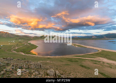 Sonnenuntergang über dem Weißen See, Proletariats Bezirk,Hangay Provinz, Mongolei, Zentralasien, Asien Stockfoto