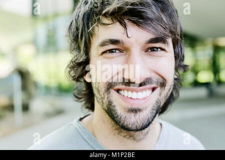 Junger Mann mit Bart, Student vor der Universität, Porträt, Aachen, Nordrhein-Westfalen, Deutschland Stockfoto