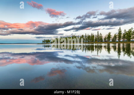 Tannen und Wolken auf der Oberfläche von Hovsgol See bei Sonnenuntergang widerspiegelt, Provinz Hovsgol, Mongolei, Zentralasien, Asien Stockfoto