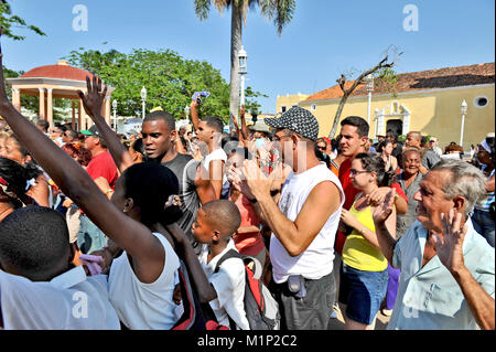 REMEIDOS, Kuba, 7. Mai 2009. Viele Menschen in einer Stadt, Festival, in Remeidos, Kuba, am 7. Mai 2009. Stockfoto