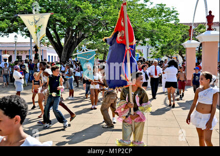 REMEIDOS, Kuba, 7. Mai 2009. Viele Menschen in einer Stadt, Festival, in Remeidos, Kuba, am 7. Mai 2009. Stockfoto