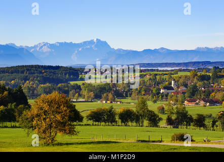 Neufahrn und Deining in der Nähe von Egling mit Zugspitze, Ansicht von Ludwigshöhe, Voralpen, Oberbayern, Bayern, Deutschland Stockfoto