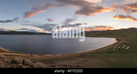 Sonnenuntergang über dem Weißen See, Proletariats Bezirk,Hangay Provinz, Mongolei, Zentralasien, Asien Stockfoto