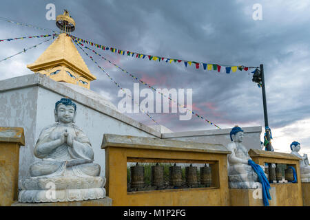 Buddhistische Statuen an Amarbayasgalant Kloster bei Sonnenuntergang, Mount Baruunburen Buren-Khaan, Bezirk, Provinz Selenge, Mongolei, Zentralasien, Asien Stockfoto