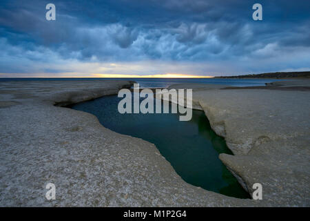 Sonnenuntergang mit Wolken in Punta Pardeles, Halbinsel Valdés, Provinz Chubut, Patagonien, Argentinien Stockfoto