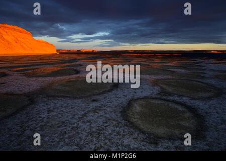 Sonnenuntergang mit Wolken in Punta Pardeles, Halbinsel Valdés, Provinz Chubut, Patagonien, Argentinien Stockfoto