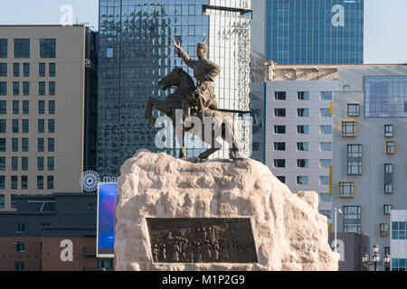 Damdin Sukhbaatar Statue mit Wolkenkratzern im Hintergrund, Ulan Bator, Mongolei, Zentralasien, Asien Stockfoto