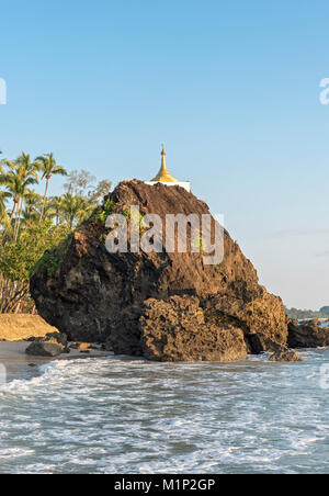 Goldenen stupa auf dem Felsen, Ngapali Beach, Rakhine, Myanmar, Birma Stockfoto