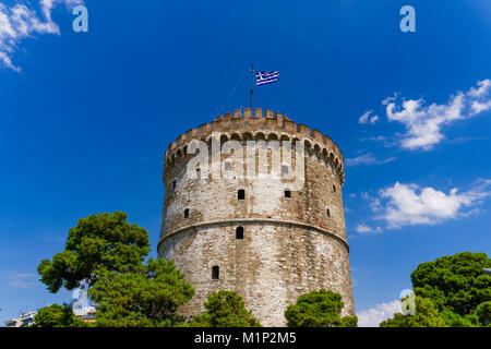 Blick auf das Wahrzeichen der Stadt der Weiße Turm, mit griechischer Flagge schwenkten auf der Oberseite, Thessaloniki, Griechenland, Europa Stockfoto