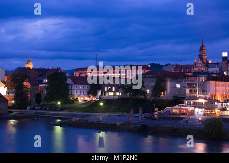 Ein stadtbild von Maribor entlang der Draca River bei Nacht, Slowenien, Europa Stockfoto