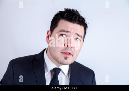 Ein junger Mann im eleganten Anzug Stockfoto