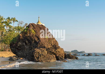 Goldenen stupa auf Felsen an der Küste, Ngapali Beach, Rakhine, Myanmar, Birma Stockfoto